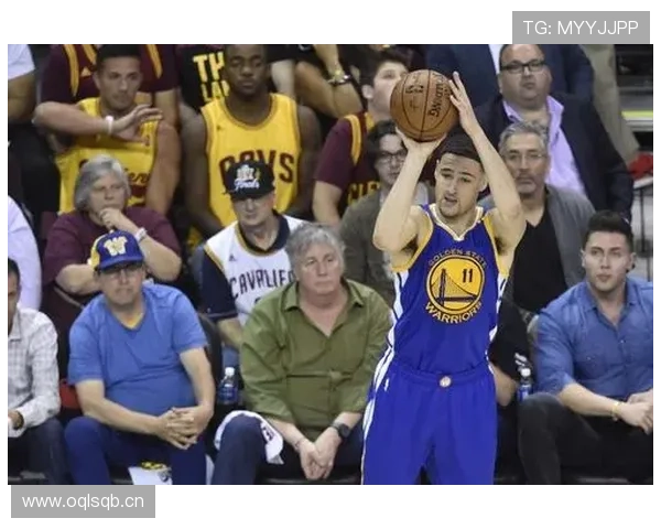 乔丹·汤普森沙发躺照：家常睡衣＋拖鞋，窗外却停着私人飞机，笑到停不下来