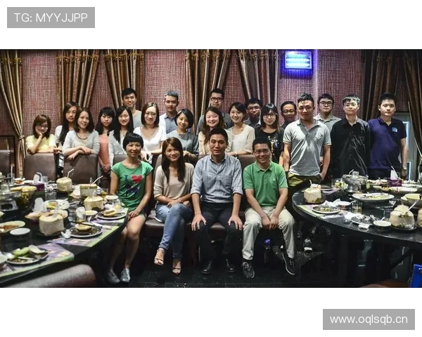 张玉宁聚餐合照里那块表亮得像舞台灯，我刷到都尴尬